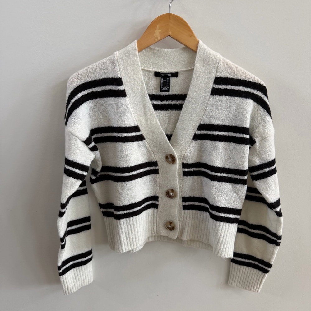 🖤🤍 Forever 21 Black & White Striped Cropped Cardigan – Size XS